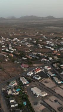 Akşam yaklaşırken Fuerteventura 'nın sakin mahallelerine bakan sakin bir manzara Kanarya Adaları' nın doğal güzelliğini vurguluyor..
