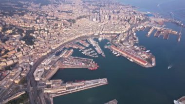 Genova 'nın çarpıcı kıyı manzarasını keşfedin, hareketli liman, canlı marina, ve parlak bir gökyüzü altında yayılan kentsel mimari.