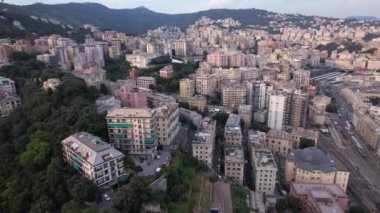 Cenova 'nın nefes kesen manzarası, altın saat boyunca şehirlerdeki binaları, yemyeşil alanları ve dağları vurguluyor. Bu sahilin cazibesini yansıtıyor..