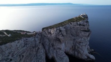 Capo Caccia 'nın baş döndürücü uçurumlarına tanık olun. Güneşin sıcacık parıltısıyla aydınlanan Sardunya' nın engebeli kıyı şeridi ve sakin sularının güzelliğini gözler önüne seren....
