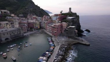 Güneş Akdeniz 'in üzerinde batarken büyüleyici Vernazza köyünü keşfedin. Renkli binalarını ve huzurlu limanını aydınlatın..