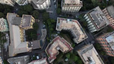 Cenova 'nın karmaşık çatılarına ve dolambaçlı sokaklarına bakın. Huzurlu bir altın saat boyunca eşsiz mimarisini ve hareketli toplumunu gözler önüne seriyor..
