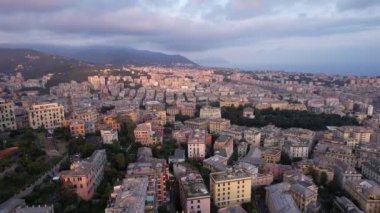 Güneş batarken nefes kesici bir manzara Genova şehrini yakalıyor. Bu tarihi İtalyan taşının büyüleyici mimarisini ve dolambaçlı sokaklarını aydınlatıyor..