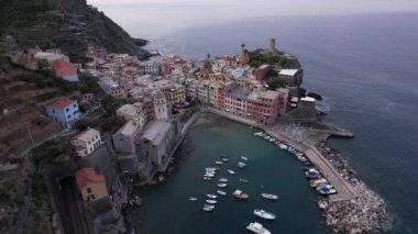 Güneş sakin Akdeniz sularının üzerinde batarken, renkli binalar ve canlı teknelerle süslenmiş pitoresk bir balıkçı köyü olan Vernazza 'yı keşfedin..