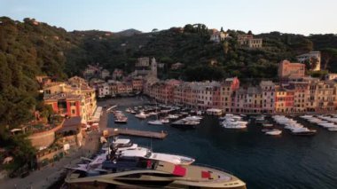 Güneş batarken Portofino 'nun canlı renklerini ve dingin cazibesini yaşayın. Akdeniz kıyısındaki büyüleyici limanını ve resimli binalarını aydınlatın..