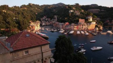 Güneş renkli limanının üzerinde batarken Portofino 'nun cazibesini hissedin. Pahalı köyü ve sakin Akdeniz sularını aydınlatın..
