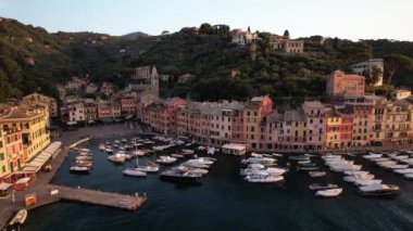 Güneş batarken Portofino 'nun büyüleyici sokaklarında dolaşın, büyüleyici mimarisini ve canlı limanını aydınlatın..