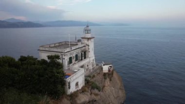 Karanlık, sakin Akdeniz 'e çökerken Portofino Deniz fenerinin nefes kesici manzarasını keşfedin..