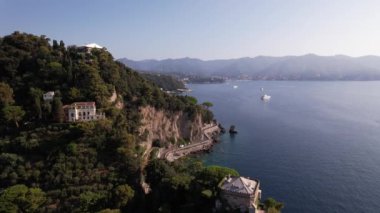 Portofino yakınlarında, sakin sular, dağlar ve lüks bir çevrede sergilenen bir sahil villasının çarpıcı güzelliğini keşfedin..