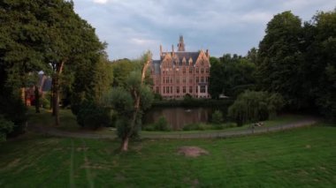 Loppem Kalesi 'nin yemyeşil alanlarında dolaş. Doğa, Belçika' nın huzurlu topraklarında tarihsel cazibeyle karşılaşır..