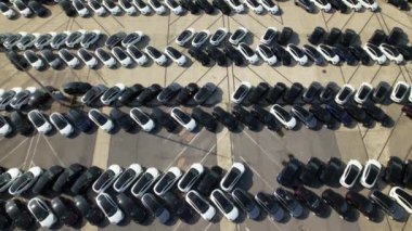 Yeni arabalar Belçika limanında düzgün bir şekilde park edilmiş, düzenli lojistik ve ulaşım hazırlıkları sergileniyor..