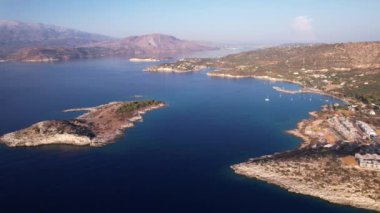 Girit 'in büyüleyici kıyılarını keşfedin, parlak mavi suların kayalık kıyı şeritlerini ve berrak bir gökyüzünün altındaki pitoresk adaları kucakladığı. Doğanın güzelliği her yöne doğru yayılır..