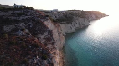 Güneş Girit 'in çarpıcı uçurumlarının üzerinde batarken sahil şeridi büyülü bir manzaraya dönüşüyor. Dalgalar yavaşça kıyıya vurur, dinlenmek için mükemmel sakin bir atmosfer yaratır..