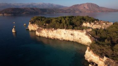 Güneş berrak suların üzerinde batarken, engebeli uçurumları ve yemyeşil alanları aydınlatarak, sakin bir atmosfer yaratırken, Kretes kıyılarının büyülü güzelliğine tanık olun..