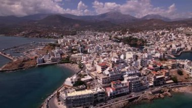 Girit, Agios Nikolaos 'un görkemli caddelerinde dolaş, büyüleyici binalar ışıl ışıl denize ve görkemli dağlara bakıyor, doğal güzellikleri ön plana çıkarıyor..