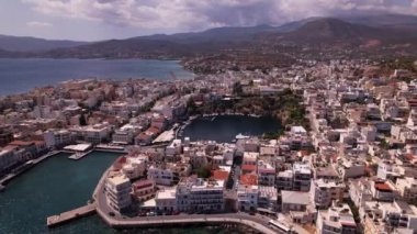 Yunanistan 'ın Girit kentindeki güzel kıyı kenti Agios Nikolaos' u keşfedin, çarpıcı bir mimari, canlı bir liman ve nefes kesici deniz manzarası yer alıyor..