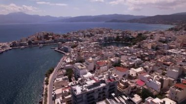 Girit 'teki büyüleyici kıyı kasabası Agios Nikolaos' u keşfedin, nefes kesici deniz manzarası, hareketli sokaklar ve zengin bir kültürel atmosfer. Yerel hayatı ve doğal güzelliği tecrübe edin..