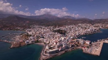 Yunanistan 'ın Girit kentindeki güzel Agios Nikolaos kıyı kasabasını keşfedin. Rıhtımın panoramik manzarasının, çarpıcı mimarinin ve sakin atmosferin tadını çıkarın..