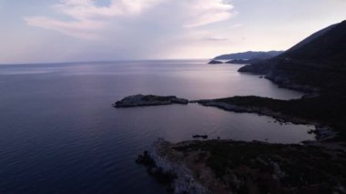 Güneş kristal berraklığında suların üzerinde batarken, manzara boyunca yumuşak renkler bırakırken, Kretes kıyı şeridinin sakin cazibesini hissedin. Doğa güzelliği uyum içinde ortaya çıkar..