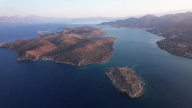 Spinalonga Adaları 'nın nefes kesici hava manzarasına ve günbatımındaki güzelliğe tanık olun..