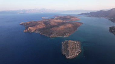 Yunanistan 'ın Girit kentinde ziyaret edilmesi gereken bir yer olan Spinalonga Adası' nın zengin tarihi ve çarpıcı manzaralarını keşfedin.