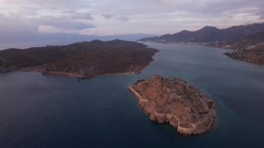Yunanistan 'ın Girit kentindeki alacakaranlığın huzurunu yaşayın. Resimli kıyı şeritleri, engebeli tepeler ve büyüleyici renklerle canlanan huzurlu sular sergileniyor..