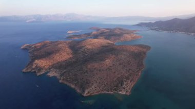 Yunanistan 'ın Girit kentindeki Spinalonga Adası' nın zengin tarihi ve çarpıcı manzaralarıyla tanınan güzelliğini deneyimleyin..