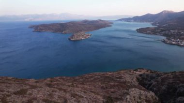 Kayalık uçurumların parlak mavi sularla buluştuğu Girit 'in büyüleyici güzelliğini deneyin. Günbatımında büyüleyici manzaranın tadını çıkar..