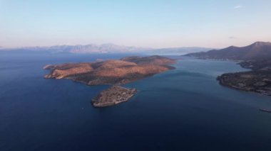 Girit 'teki büyüleyici Spinalonga Adası' nı keşfedin. Zengin tarihini ve çarpıcı manzaralarını gözler önüne serin..