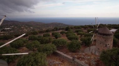 Güneş ufuktan yükselirken Girit 'in antik yel değirmenleri gururla yemyeşil çimlerin arasında duruyor. Tarih ve gelenek hikayeleri fısıldıyor.