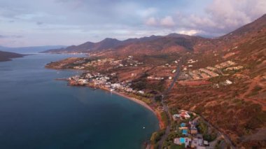 Yunanistan 'ın Girit kentine alacakaranlık çökerken, büyüleyici kıyı manzaraları ve dingin dağ sıraları adaların doğal güzelliklerini ve dingin cazibesini mükemmel bir uyum içinde sergiliyor..