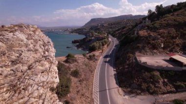 Yunanistan 'ın Girit kentinin sarmal yolları ve çarpıcı deniz manzaralı nefes kesici kıyı şeridini keşfetmek. Yüksek kalite 4k görüntü