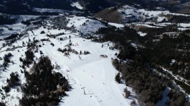 Dolomite Alpleri 'ne yerleşen Carrezza, kışın harikalar diyarına dönüşerek nefes kesici karlı manzaralar sergiliyor..