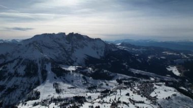 Dolomite Alpleri 'nin görkemli zirveleri kardan bir battaniyenin üzerinde yükseliyor, Carezza' da büyüleyici kışlar sergiliyor..