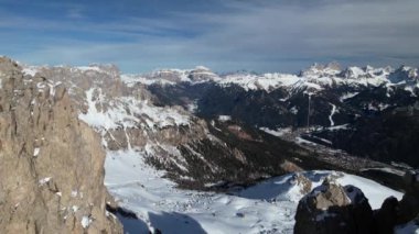Carezza 'nın Dolomite Alplerindeki büyüleyici kış güzelliğine bir göz atın. Karla kaplı tepeler ve vadiler sergileniyor..