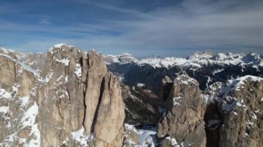 Dolomite Alpleri 'ndeki karlı tepelerin ve sakin kış manzaralarının çarpıcı güzelliğini tecrübe edin..