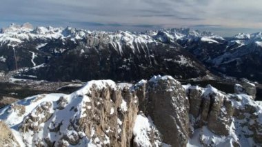 Karla kaplı tepelerin açık mavi gökyüzü ile buluştuğu Carezza 'daki Dolomite Alpleri' nde nefes kesici kış manzaralarını keşfedin..
