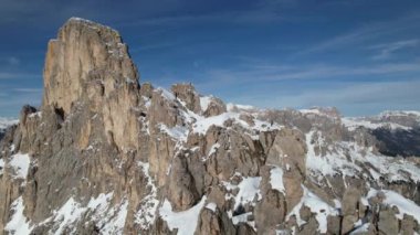 Carezza 'nın kış harikalar diyarına hayranlık uyandıran karlı tepeleri ve çarpıcı mavi gökyüzü.