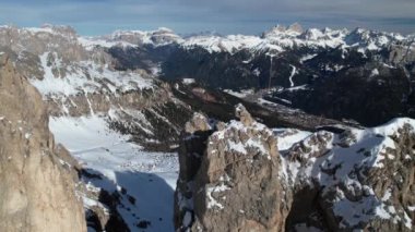 Karlar Carezza 'daki Dolomite Alpleri' ni kaplarken göz kamaştırıcı kış manzaraları, güzellikleri gözler önüne seriyor..