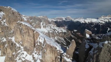 Dolomite Alpleri 'ndeki Carezza' nın çarpıcı kış manzaralarını deneyimleyin. Karla kaplı tepelerin, dingin gökyüzü ile buluştuğu yer..