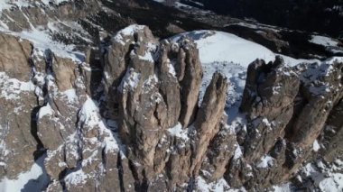 Carrezza 'nın göz kamaştırıcı kış güzelliğini yaşayın. Görkemli Dolomite tepeleri karlı bir dağ manzarasının tepesinde..
