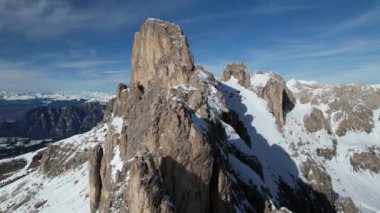 Dolomite Alplerinde kışın göz kamaştırıcı güzelliğini tecrübe edin. Karla kaplanmış görkemli zirveler..