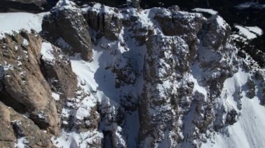 Carezza 'daki Dolomite Alpleri' nin görkemli karlı uçurumlarını keşfedin, göz kamaştırıcı kış manzaraları ve dinginliği ortaya çıkarın..