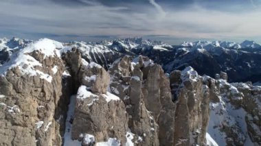 Dolomite Alpleri 'ndeki karla kaplı dorukların nefes kesici güzelliğini tecrübe edin. Kışın dingin cazibesini gösterin..