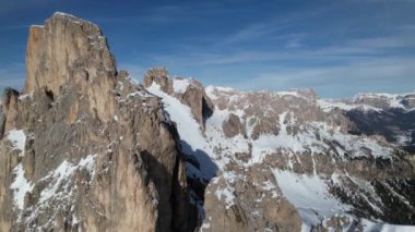 Carezza 'daki Dolomite Alpleri' nin göz kamaştırıcı kış güzelliğini deneyimleyin. Berrak gökyüzünün altında görkemli kar örtülü zirveler..