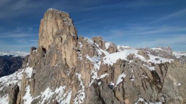 Kış harikalar diyarının üzerinden yükselen görkemli zirveler, Dolomitlerdeki Carezza 'nın büyüleyici güzelliğini yakalıyor..