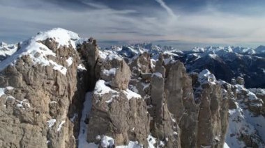 Carezza 'daki Dolomite Alpleri' nin büyüleyici kış harikalar diyarına, sivri tepeler ve sakin karlı manzaralar sergiliyorlar..