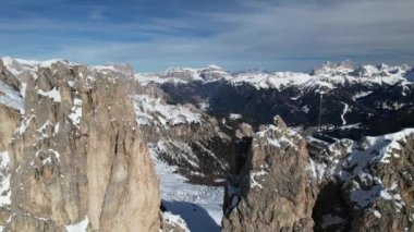 Carezza 'nın muhteşem kış manzarasını Dolomite Alpleri' nde yaşayın. Görkemli zirveler kar ve sükunetle kaplıdır..