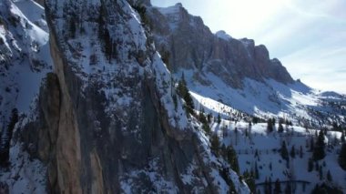 Kış boyunca Selva de Val Gardena 'nın büyüleyici karla kaplı tepelerini ve sakin vadilerini keşfedin..