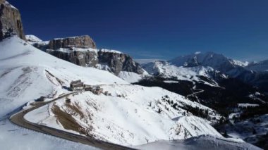 Selva de Val Gardena 'daki nefes kesici kış manzaraları Alplerin ve karla kaplı zirvelerin güzelliğini gözler önüne seriyor..